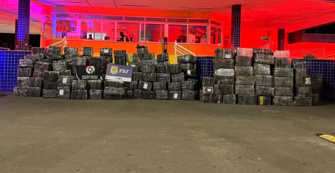 Caminhões são flagrados transportando 10 toneladas de maconha na BR-282 