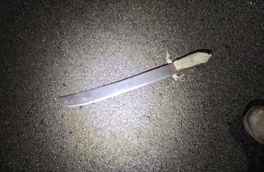 Homem é preso com facão após atacar cliente e ameaçar dono de bar em SC