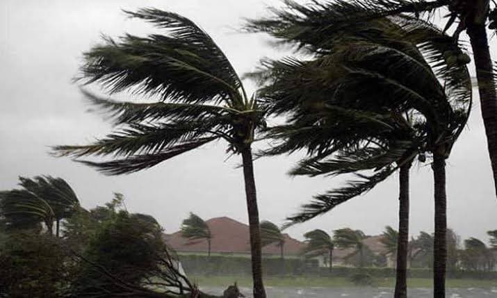 AGORA: Tempestade severa e vendavais colocam cidades de SC em alerta 