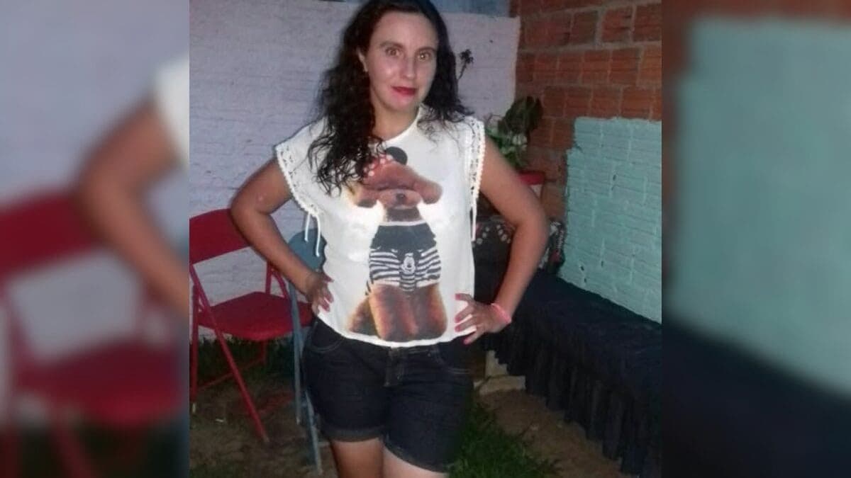 Ciclista morre atropelada por caminhão enquanto passava por rotatória 