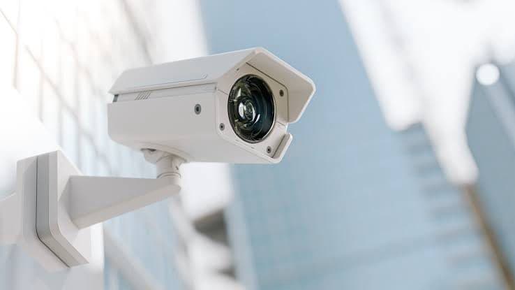 Fim da privacidade? Cidade de SC quer liberar acesso irrestrito às câmeras públicas