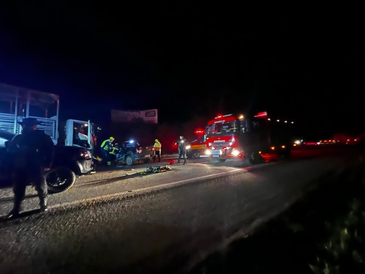 Idoso morre após colisão frontal entre carro e caminhão na BR-280