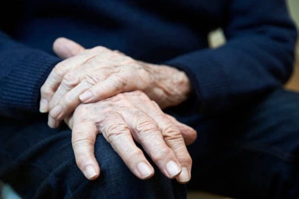“Eu passo fome”: idoso de 93 anos denuncia maus-tratos e é encontrado em situação de abandono