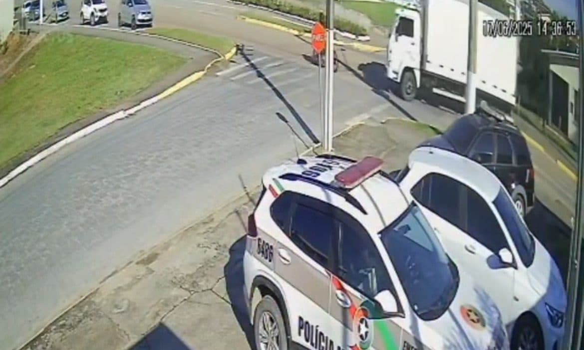 Motociclista sofre fratura exposta e traumatismo craniano em colisão com caminhão; veja vídeo
