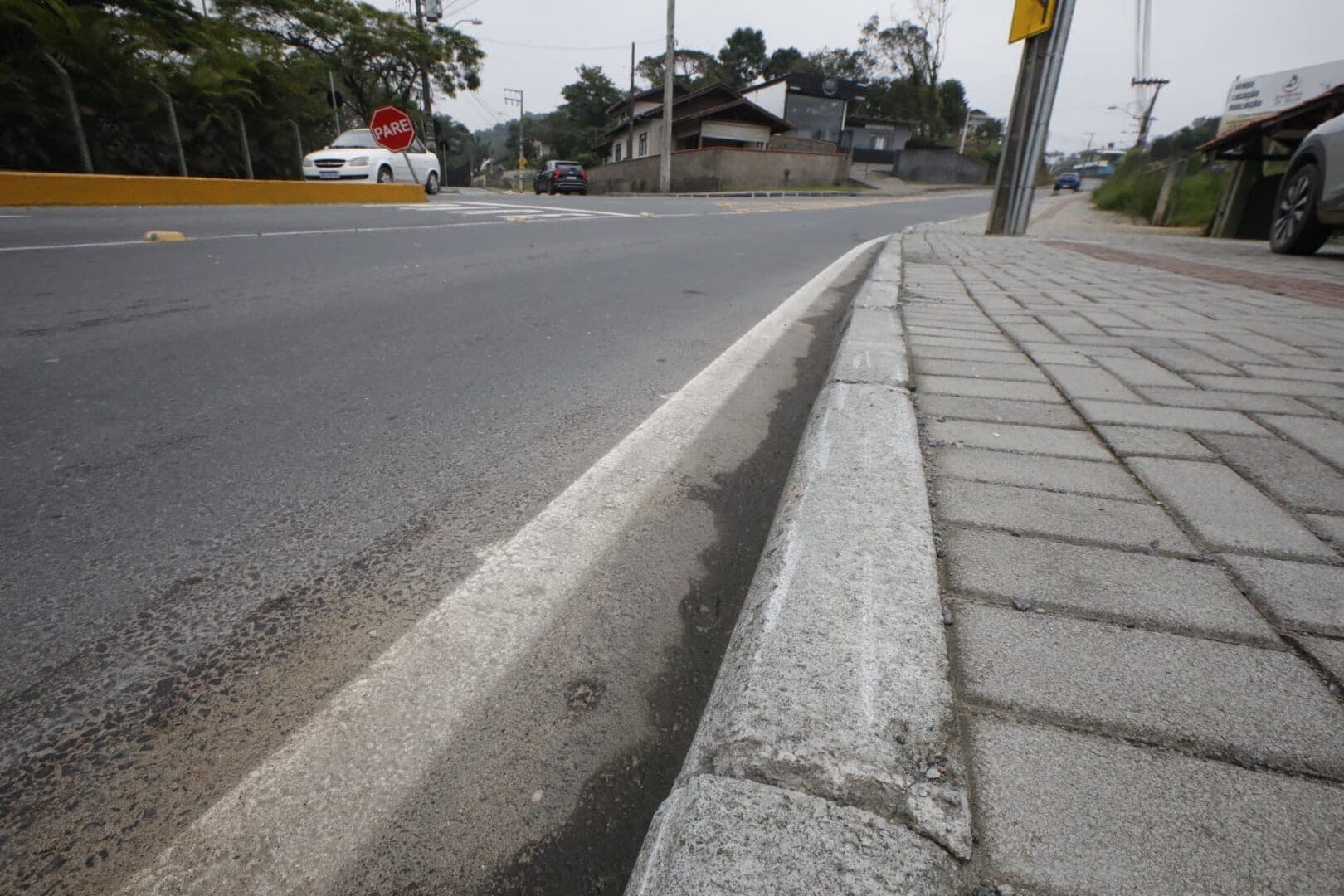 Motoboy de 29 anos morre após bater no meio-fio e cair de moto em Blumenau