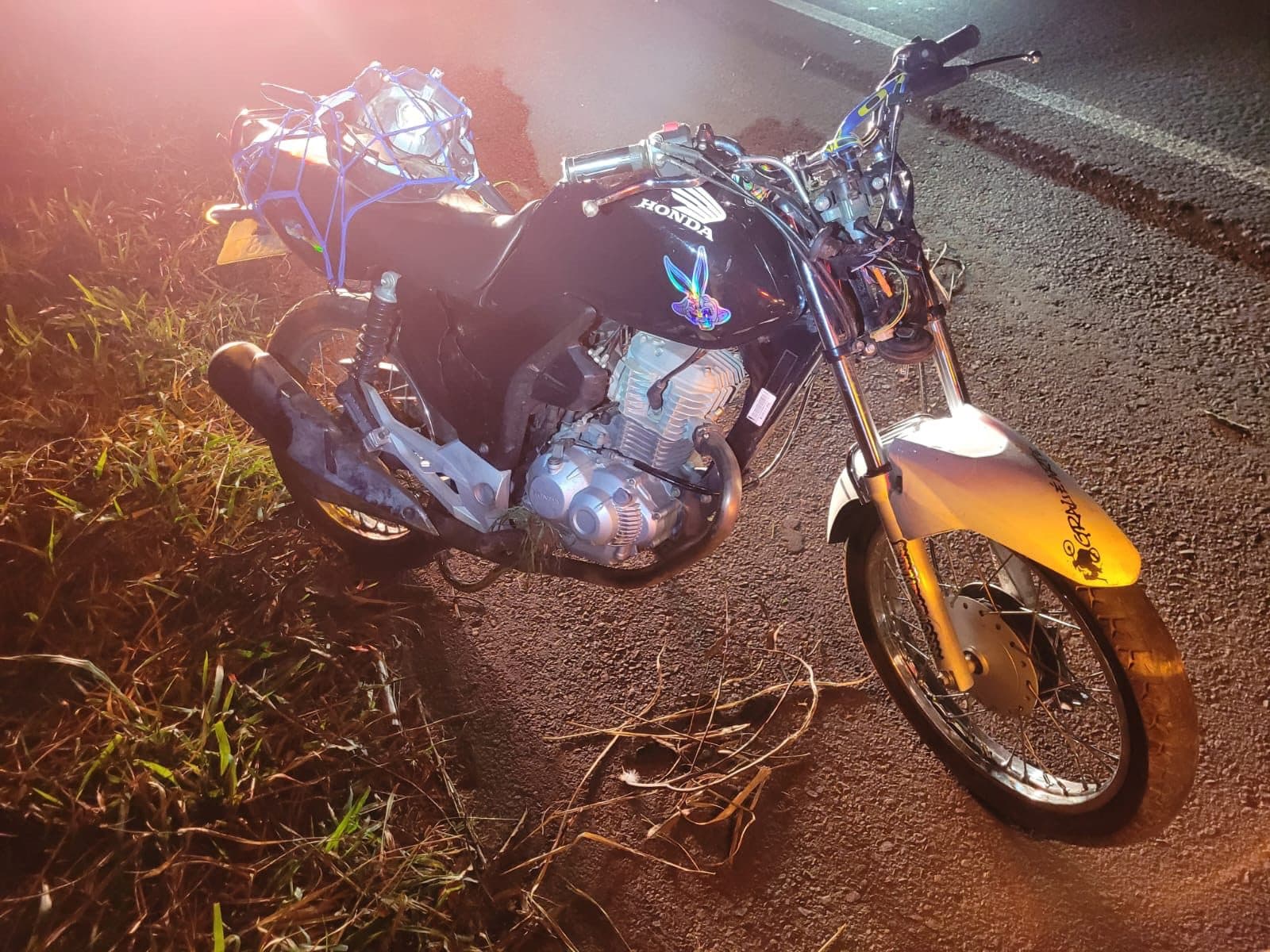 Motociclista se fere após perder controle, atravessar pista e cair em sarjeta na SC-480