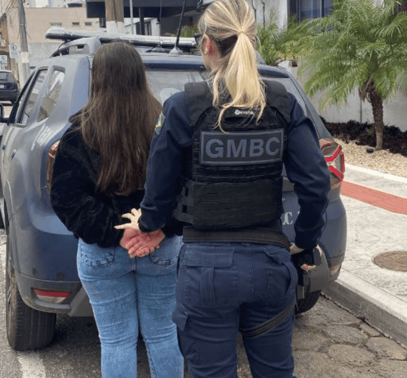 Mulher furta quase R$ 2 mil em loja de Porto Belo e é presa na BR-101