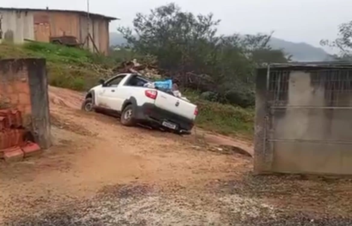 “Só por Deus”: moradores de São João Batista cobram solução para rua tomada pelo barro