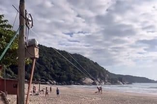 Pescadores usam tirolesa artesanal para levar mantimentos a vigias da pesca em Bombinhas