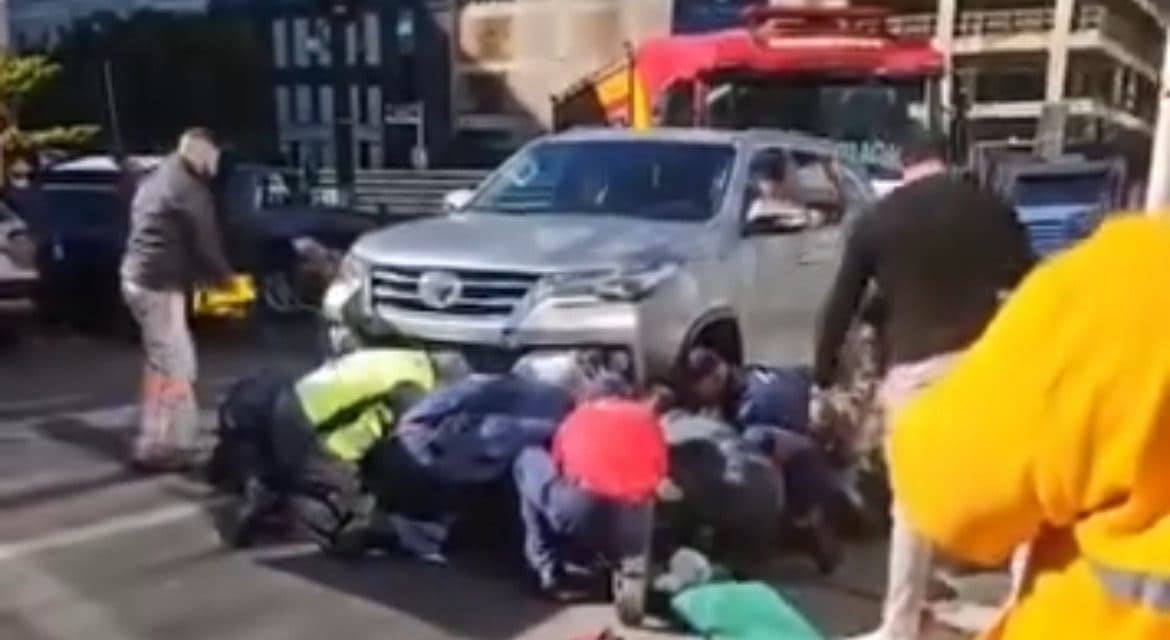 Homem é atropelado na faixa de pedestres e fica presa sob carro em Itapema