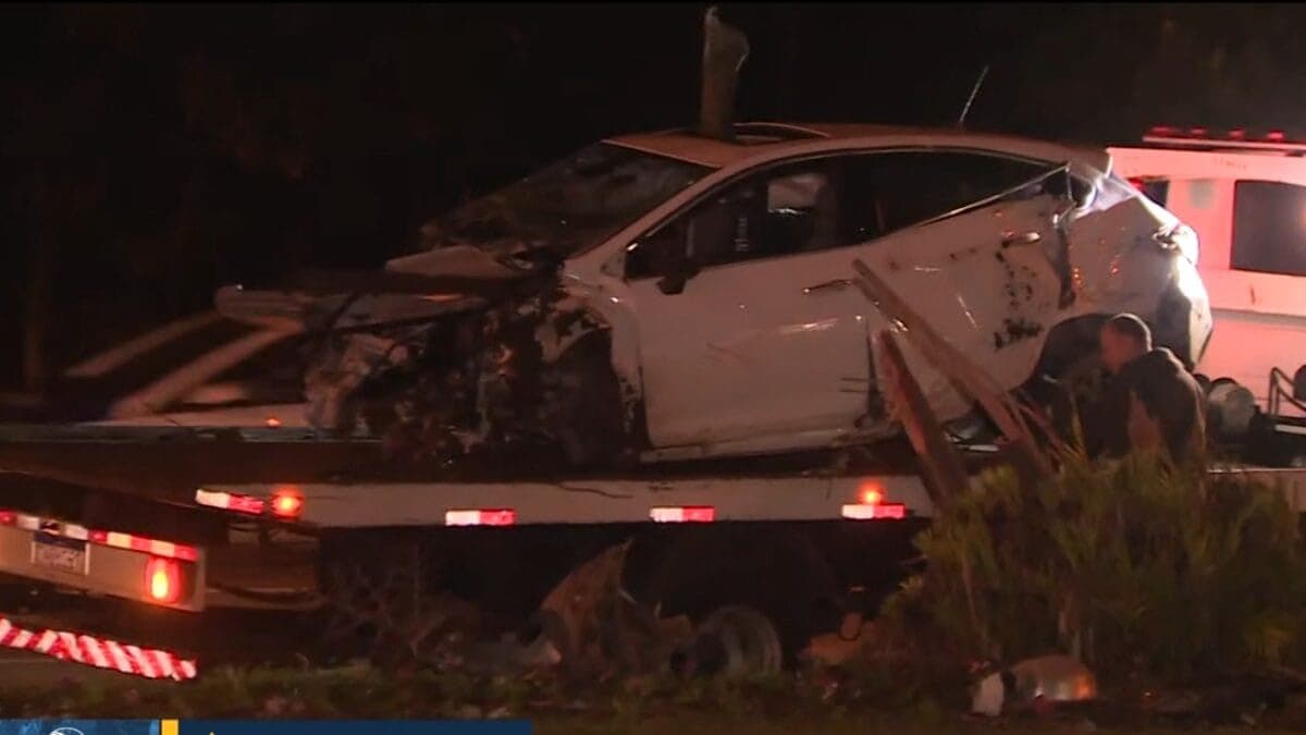 Capotou e destruiu tudo: carro derruba poste e se parte ao meio em Florianópolis