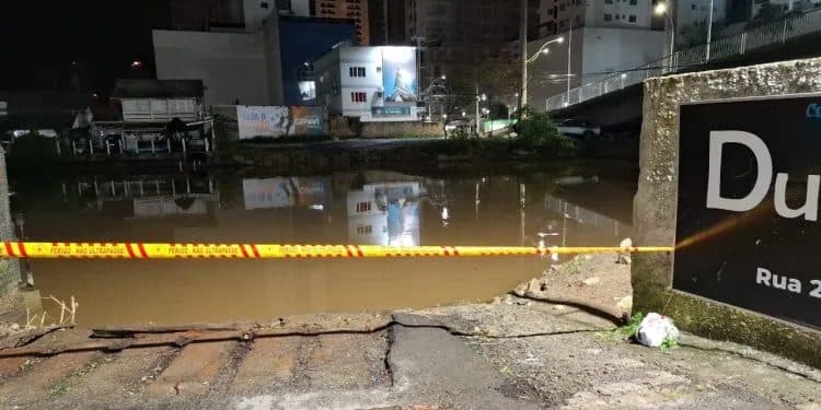 Carro afunda no Rio Perequê, motorista escapa nadando e desaparece em Porto Belo