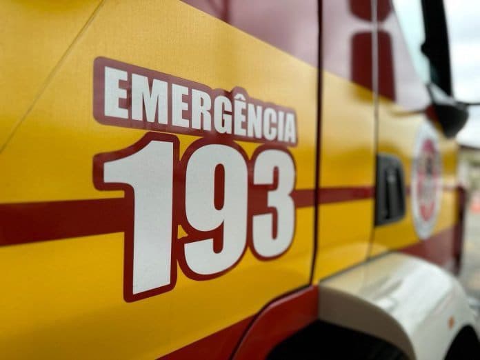 Casa pega fogo e morador sofre choque ao tentar salvar galpão no interior de SC