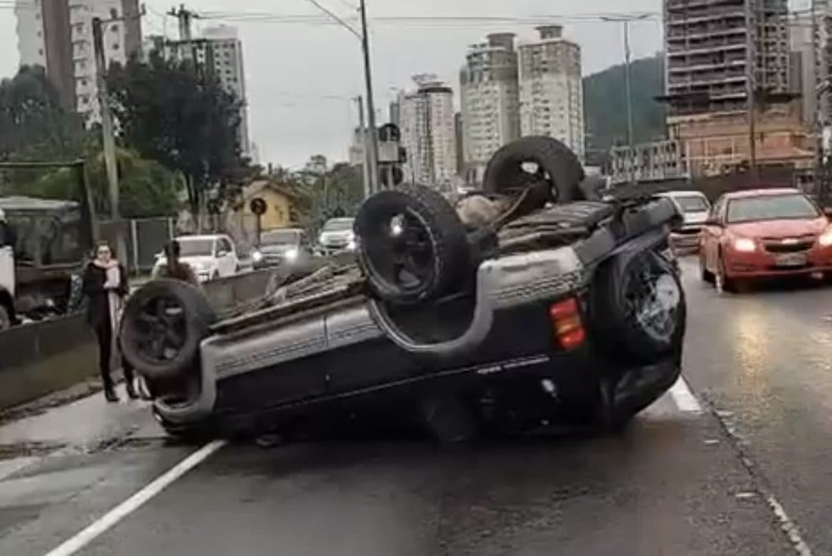 Acidente em Itapema: motorista perde controle e capota na BR-101