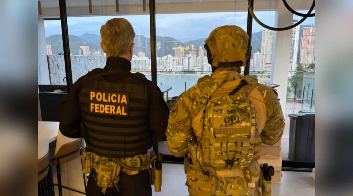 PF bate em mansão no Canto da Praia em Itapema durante megaoperação