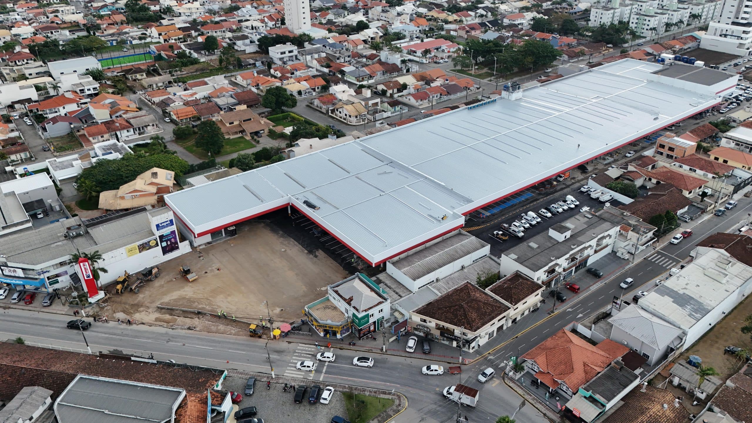 1ª loja do Grupo Koch, em Tijucas, reinaugura como Komprão e marca sucesso do grupo catarinense