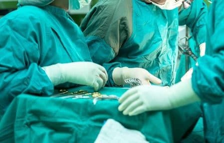 Médico é preso após condenação por morte de bebê durante o parto em SC