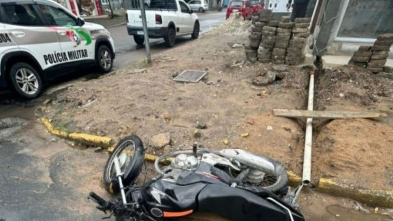 “Sem capacete”: Dupla bêbada bate moto em caçamba e xinga policiais em Itajaí