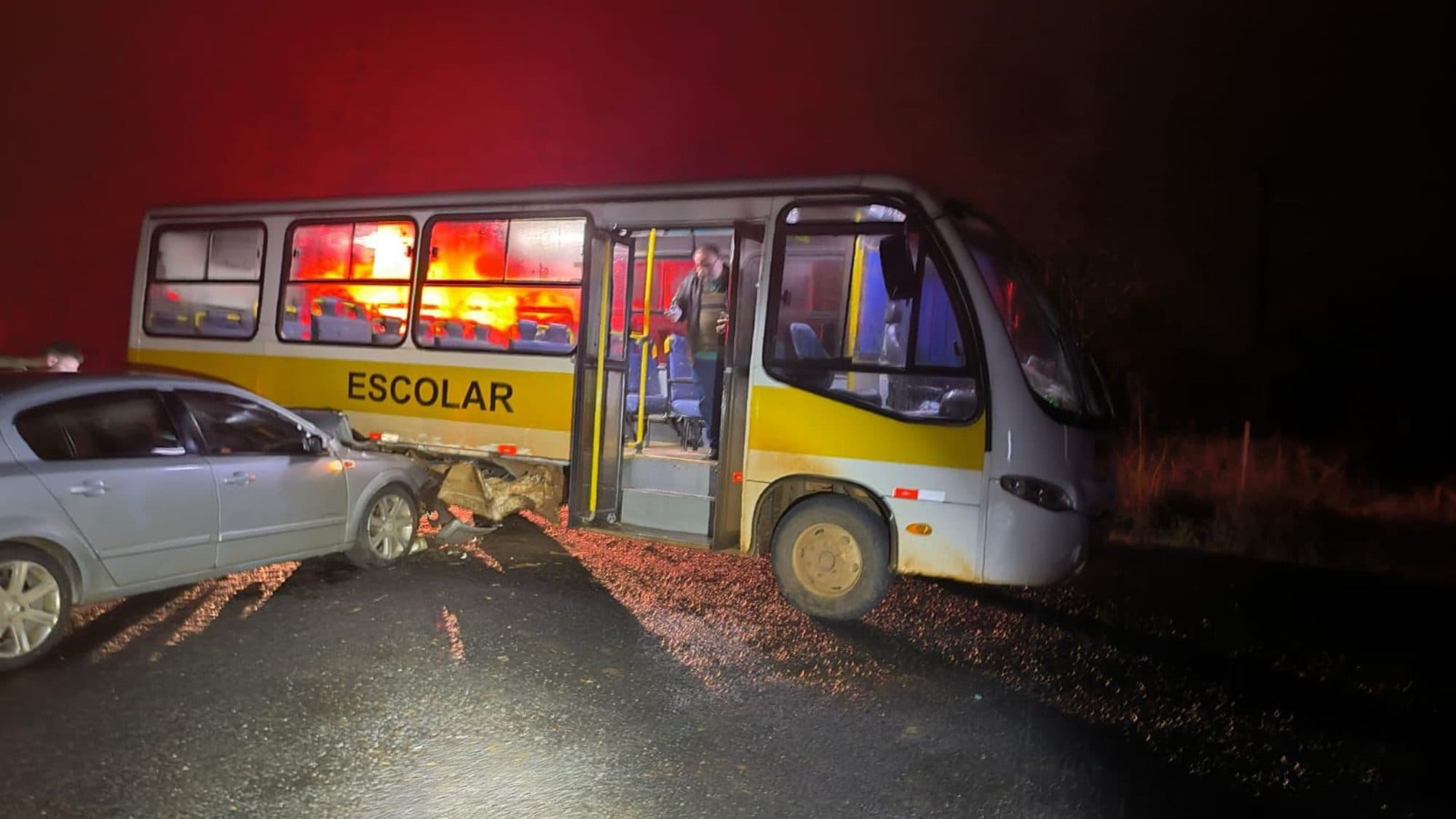 Mãe e filho de 3 anos ficam feridos em colisão com ônibus escolar na SC-283