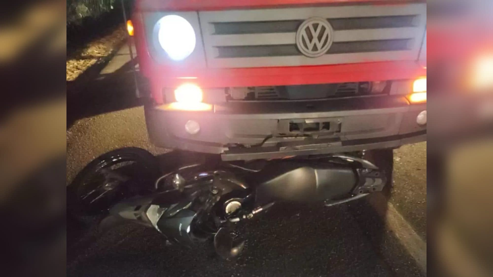 Acidente mata duas pessoas após colisão entre moto e caminhão na BR-282 em Palhoça
