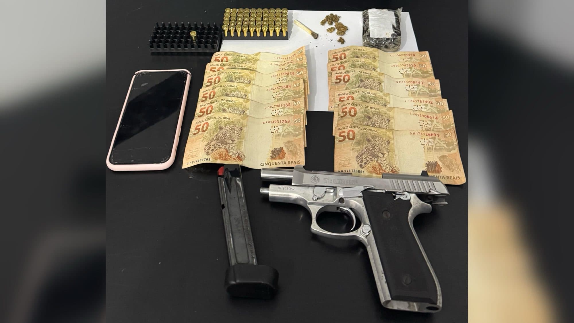 Homem é preso com pistola e drogas após fugir de barreira policial em Balneário Camboriú