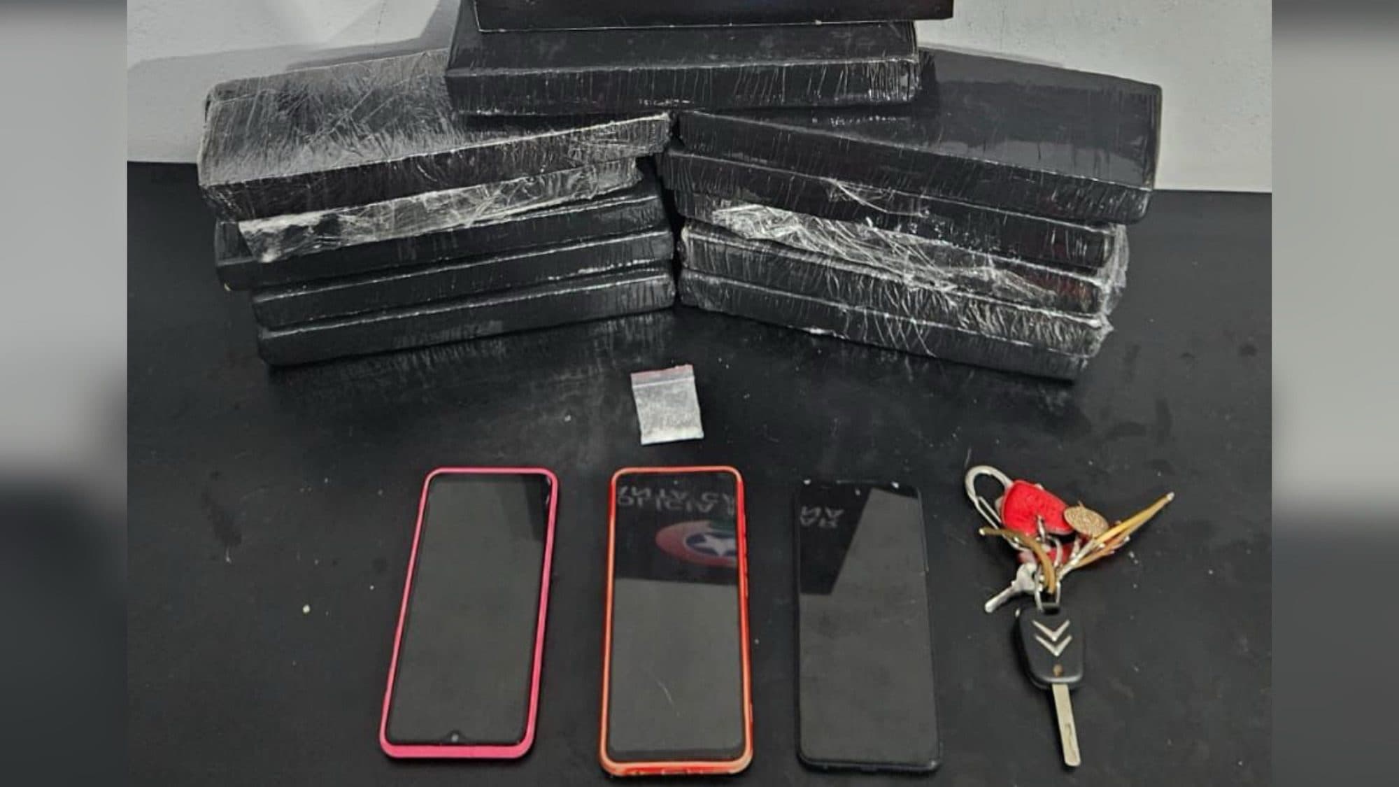 Suspeito com 19 passagens e outros dois são flagrados com sacola cheia de drogas em BC