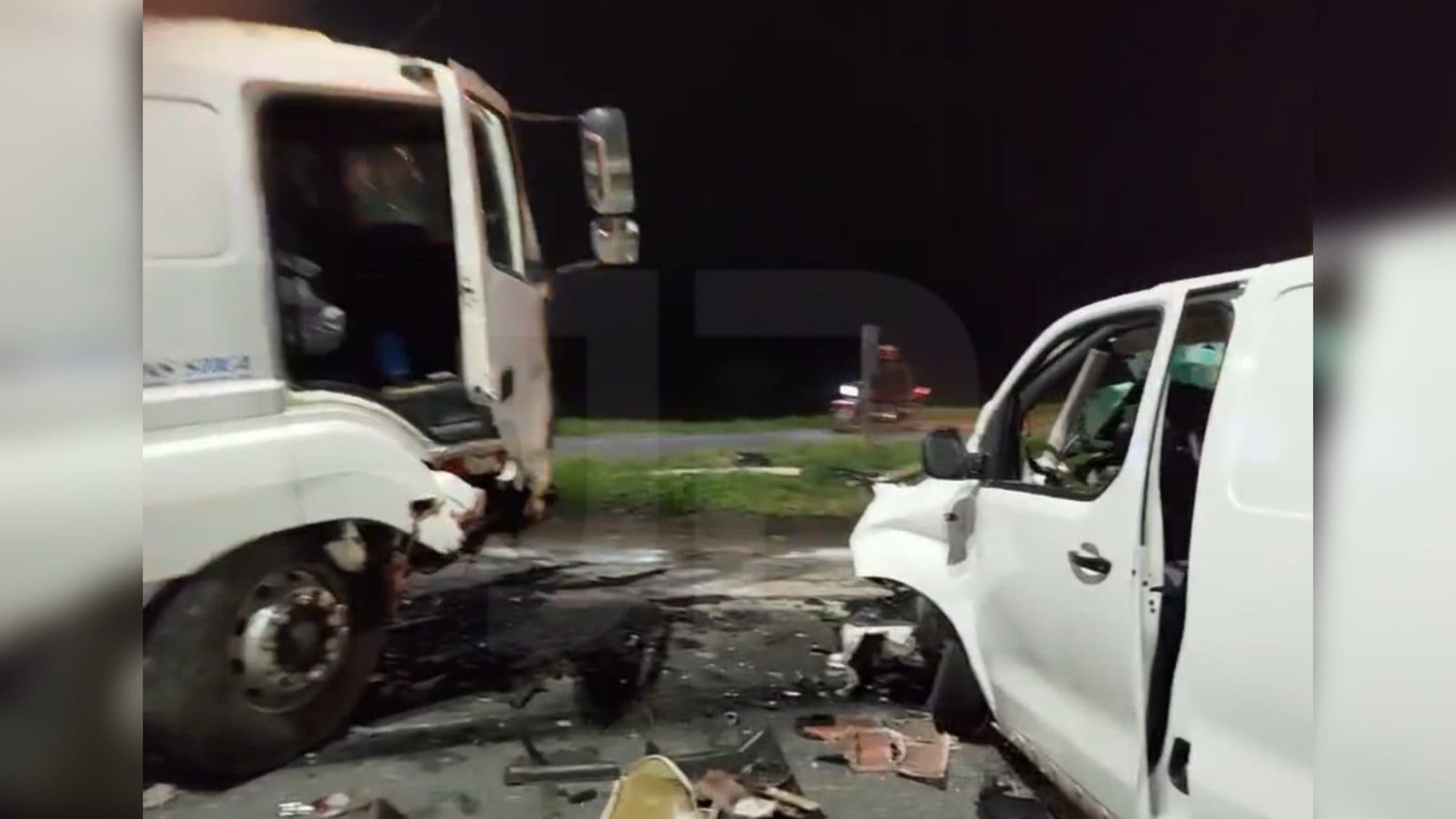 Caminhão invade contramão, acerta carreta e van e deixa três feridos na BR-101
