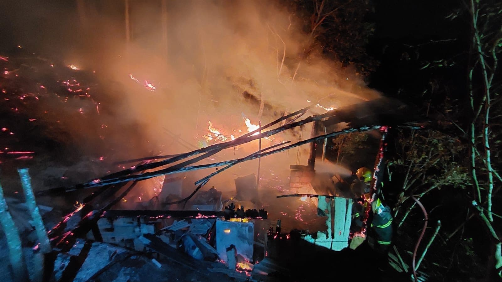 Morador tem braços queimados ao tentar fugir de incêndio que destruiu casa em Blumenau