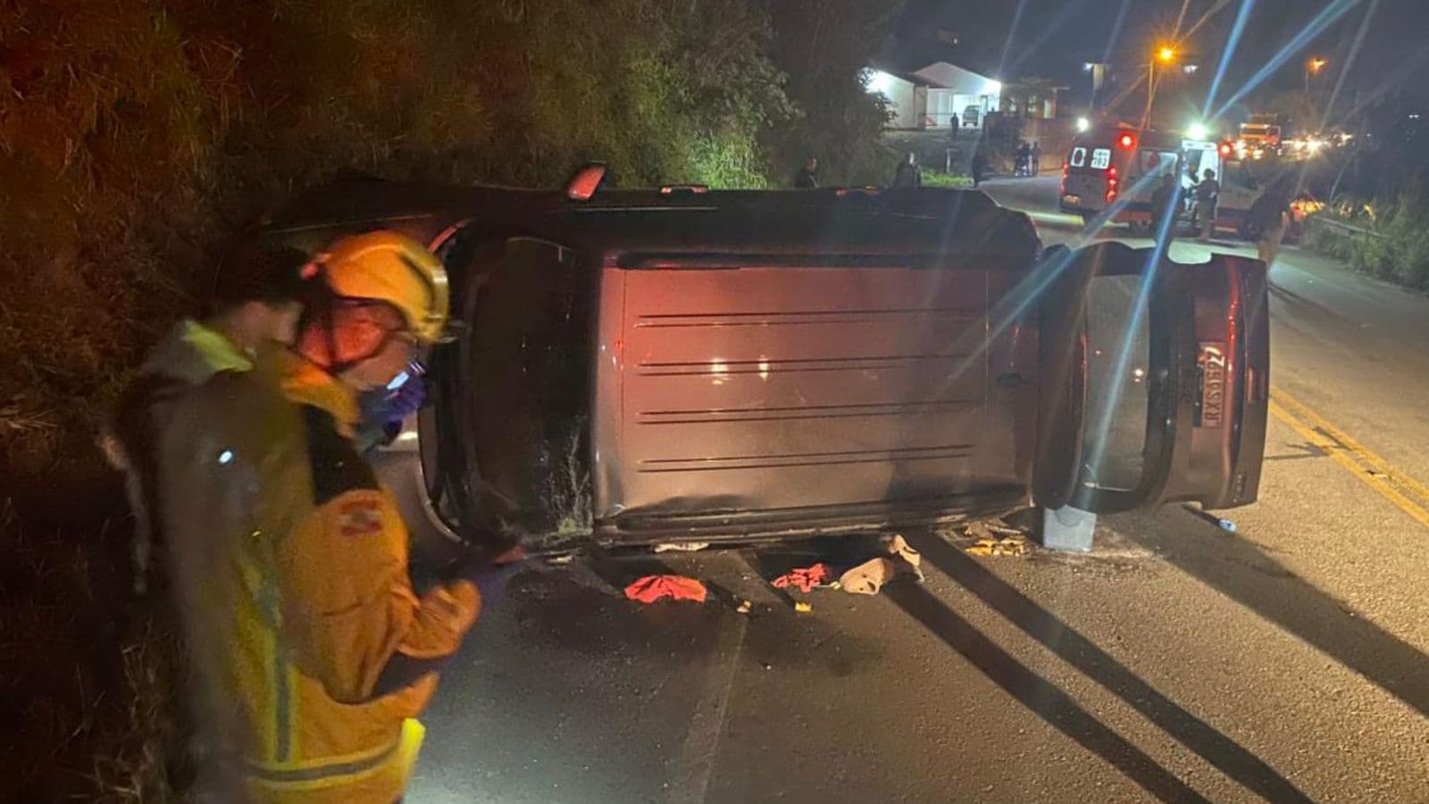 Carro capota após colisão entre dois na SC-108 em São João Batista