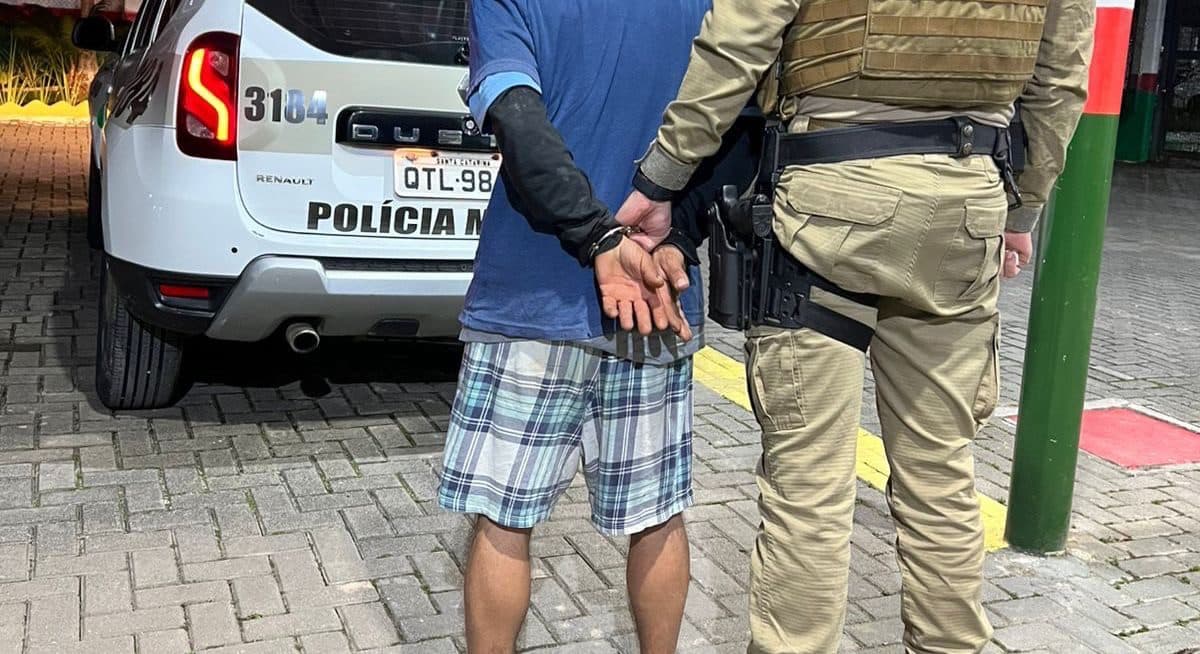 PM cumpre 5 mandados na região: entre alvos, acusado de crimes graves e homem que quebrou tornozeleira