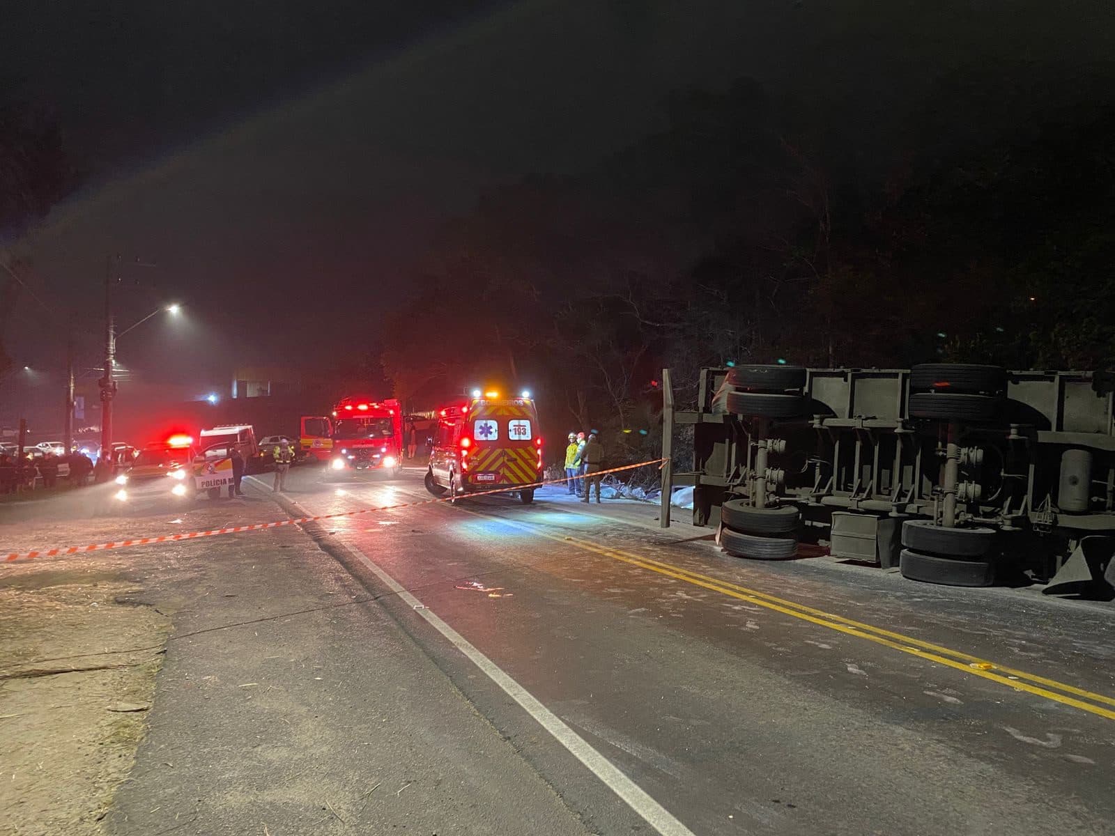 Motorista morre após carga de caminhão atingir carro em acidente na SC-443