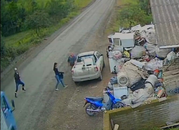 Homem morre atropelado por caminhão na frente da filha em SC