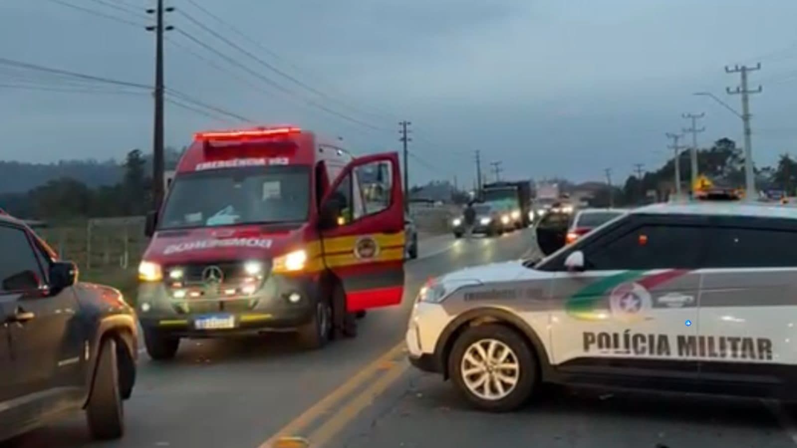 Mulheres ficam feridas após colisão entre carros na SC-410, em Canelinha