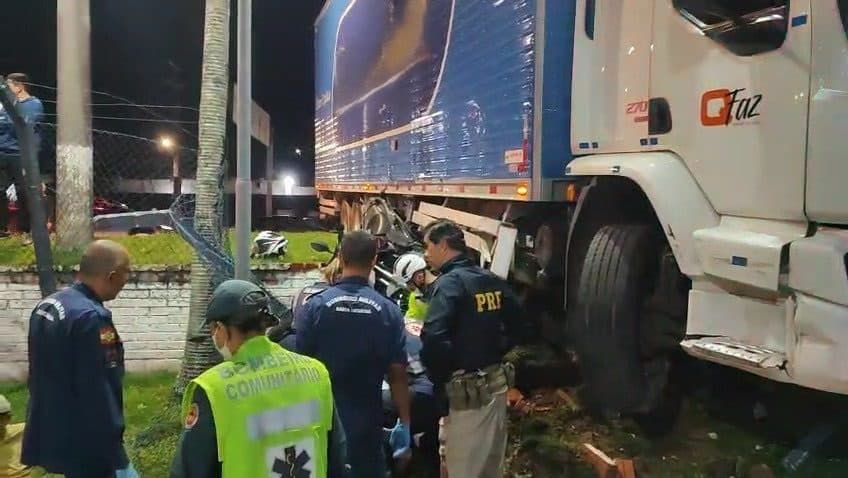 VÍDEO – Caminhoneiro bêbado quase provoca tragédia na Grande Florianópolis e acaba preso