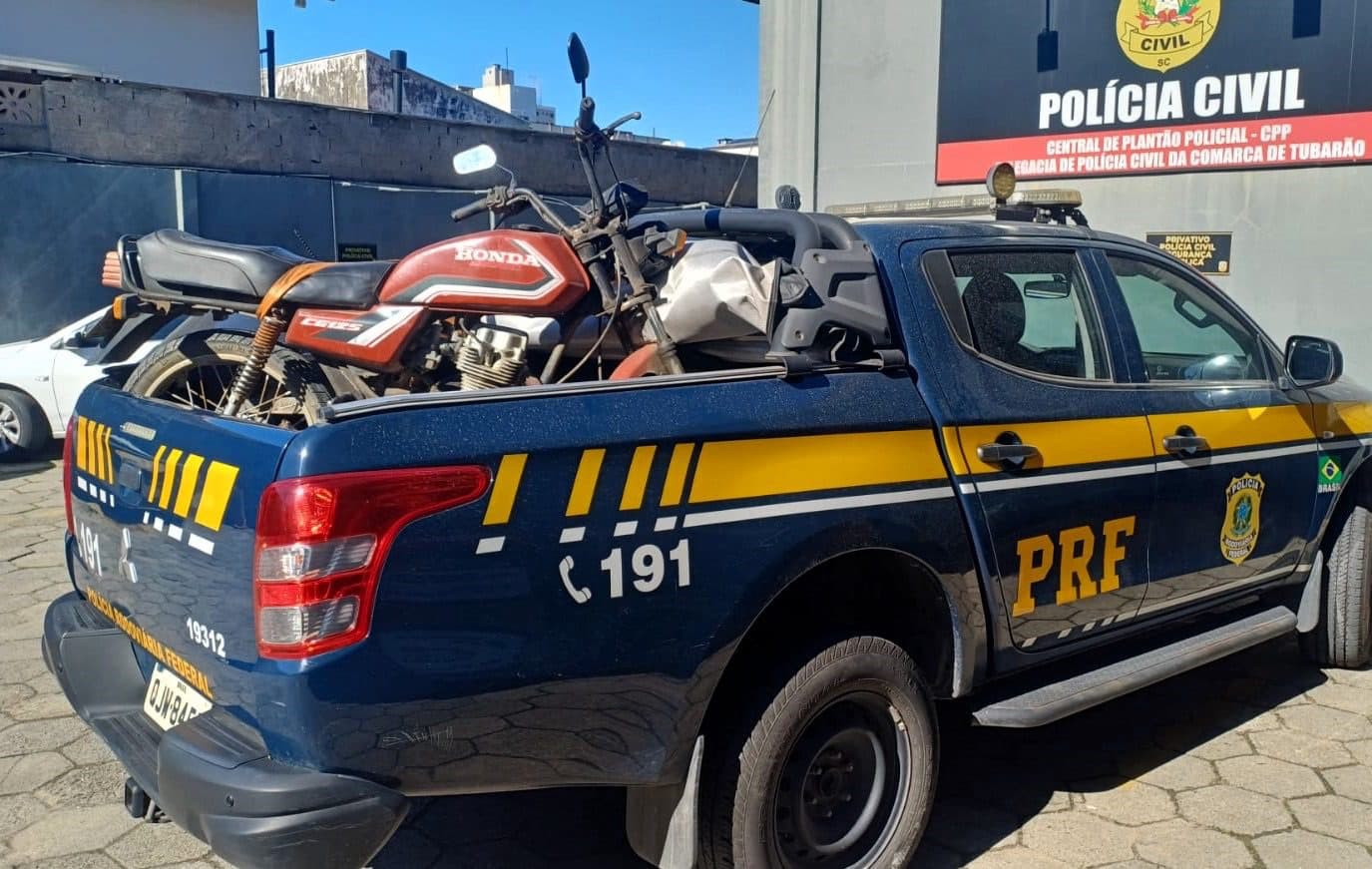 Homem é preso com moto sem licenciamento desde 2005 e placa falsa na BR-101