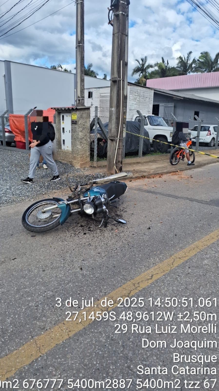 Motociclista de 22 anos colide contra poste em Brusque e sofre fratura exposta