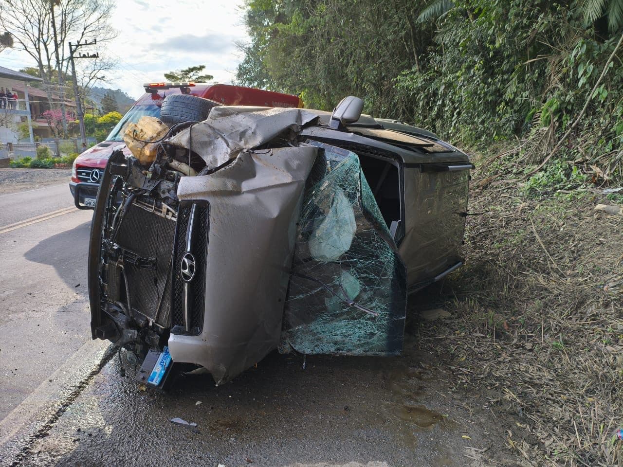 Saída de pista termina em capotamento e susto na SC-350: dois ficam feridos