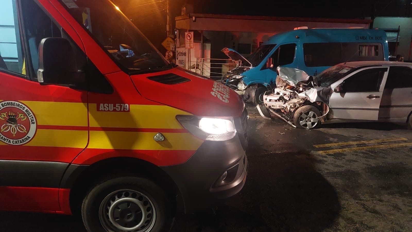 Colisão violenta entre carro e motorhome deixa motorista ferido e preso no veículo em Blumenau