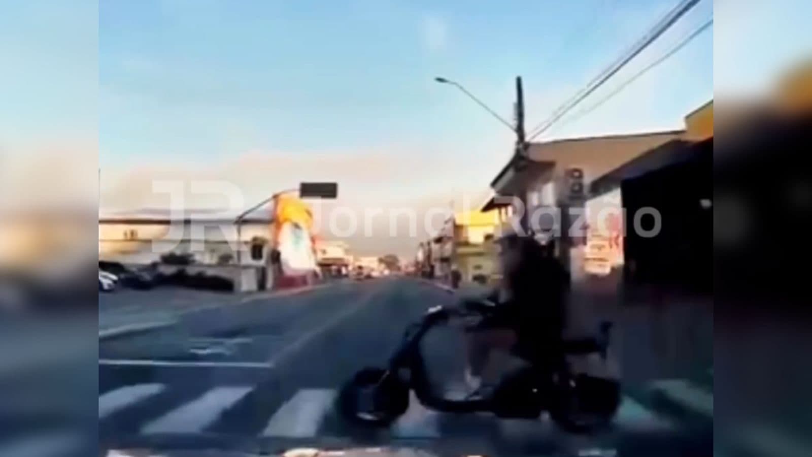 “Nem olhou pro lado!”: adolescente em “motinha elétrica” quase provoca acidente; VEJA VÍDEO