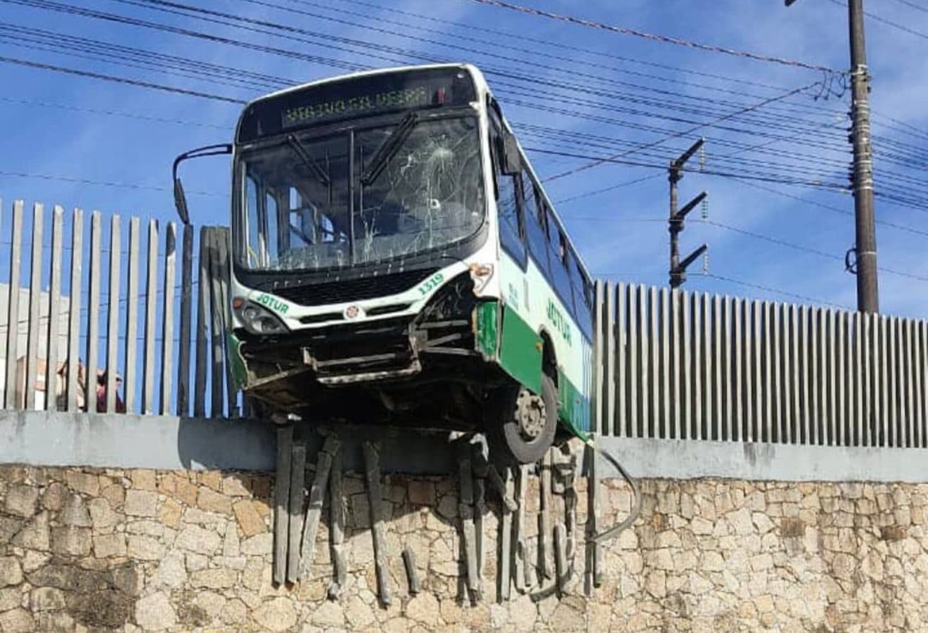 Morador de rua quase provoca tragédia ao atacar motorista de ônibus em Florianópolis