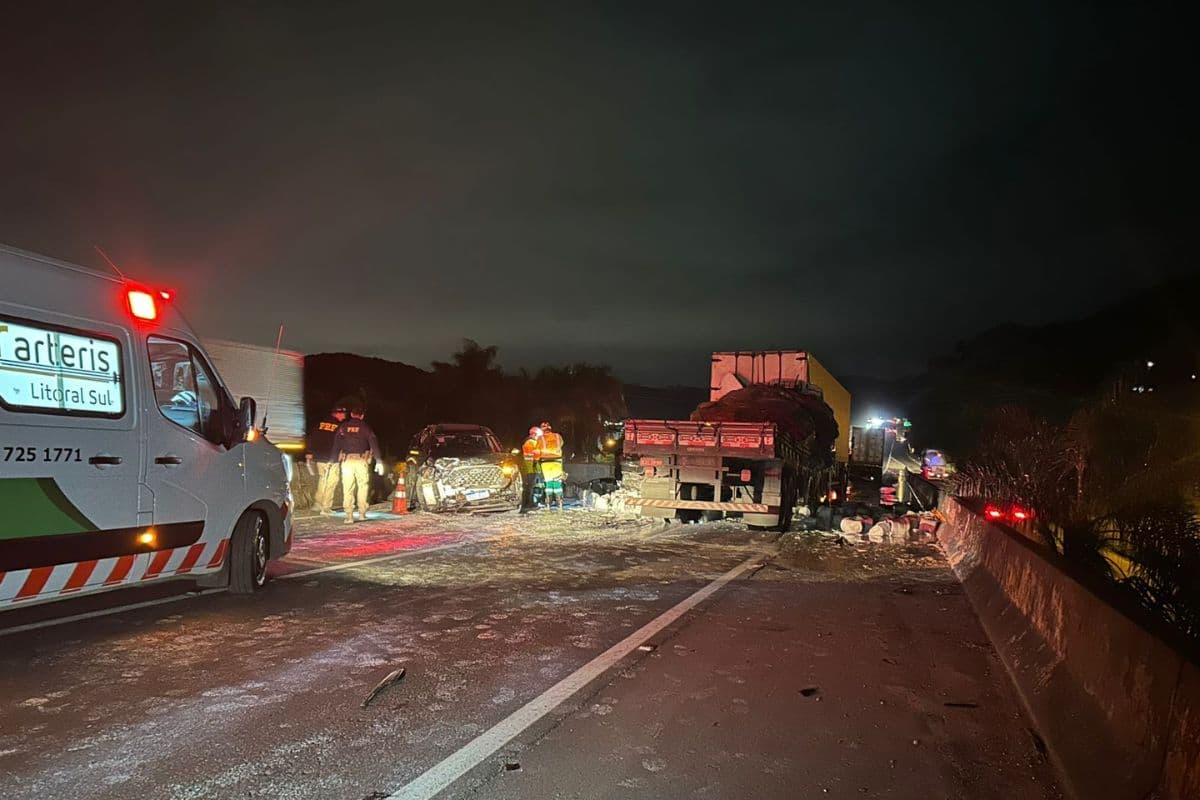 Motorista morre e pista fica totalmente bloqueada após grave acidente na BR-101