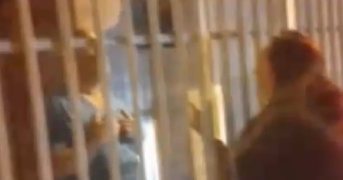 TIJUCAS: Pais e colegas de trabalho do motoboy agredido vão até a casa do agressor; VEJA VÍDEOS