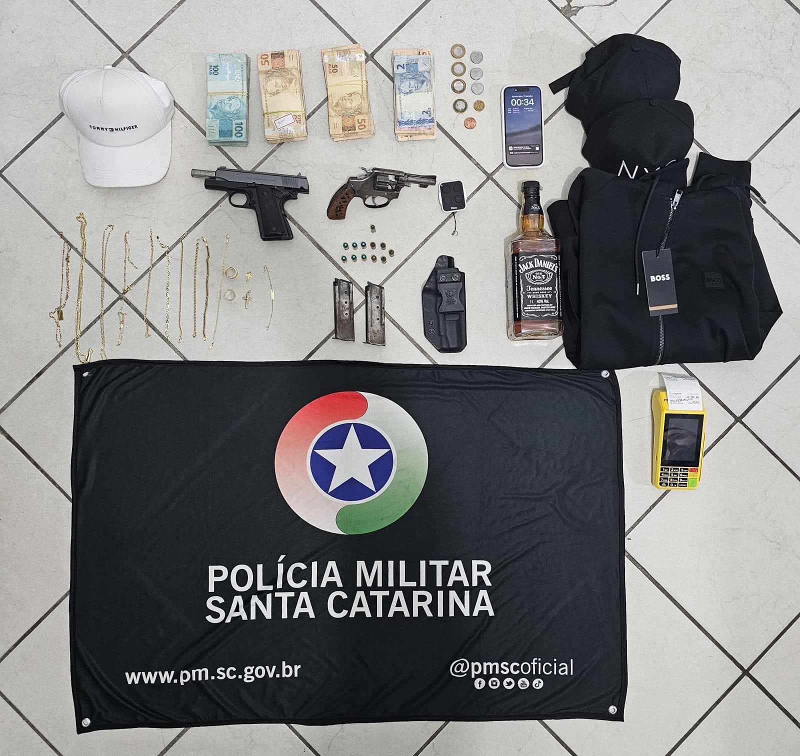 Suspeito sai para comprar bebida e acaba preso com pistola, revólver e R$ 36 mil