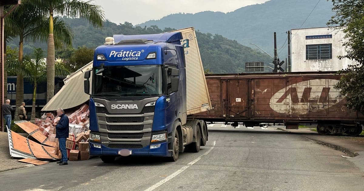Trem atinge caminhão carregado de alimentos e causa bloqueio total de rua em Jaraguá do Sul