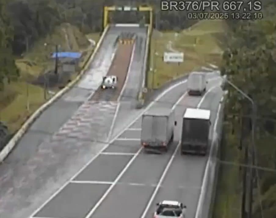 Caminhoneiro evita tragédia ao usar área de escape na BR-376