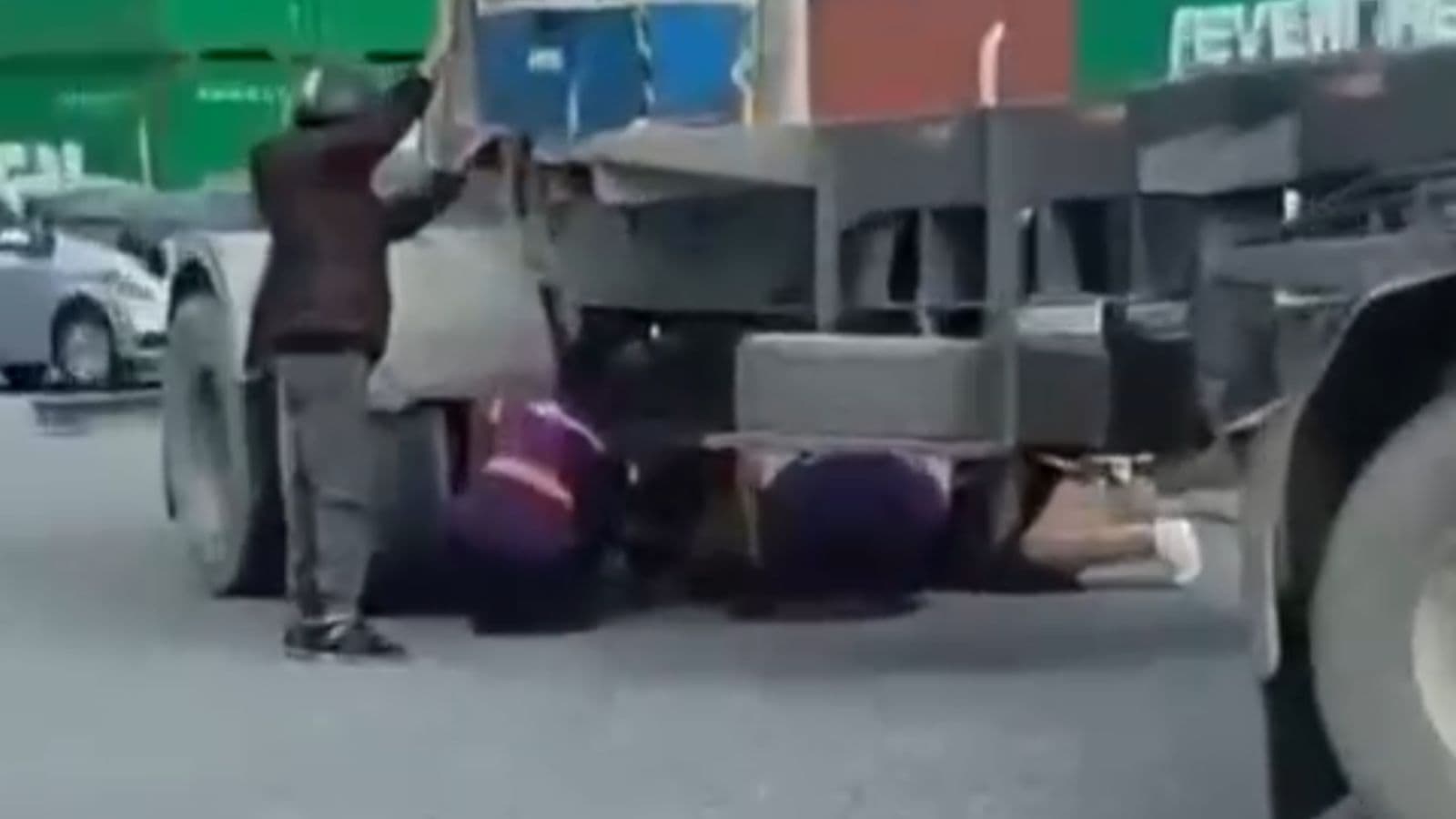 Colisão entre moto elétrica e caminhão termina com final inacreditável em Itajaí