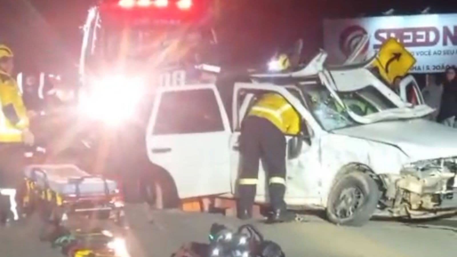 URGENTE: Acidente deixa casal preso às ferragens e carro capotado em ribanceira na SC-410, em Tijucas