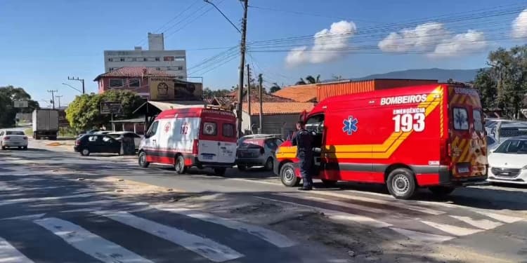 Motociclista atropela mulher que empurrava carrinho de bebê na SC-410, em São João Batista