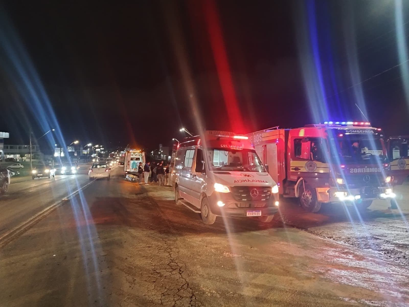 Jovens ficam presos às ferragens após colisão violenta com caminhão parado na BR-470