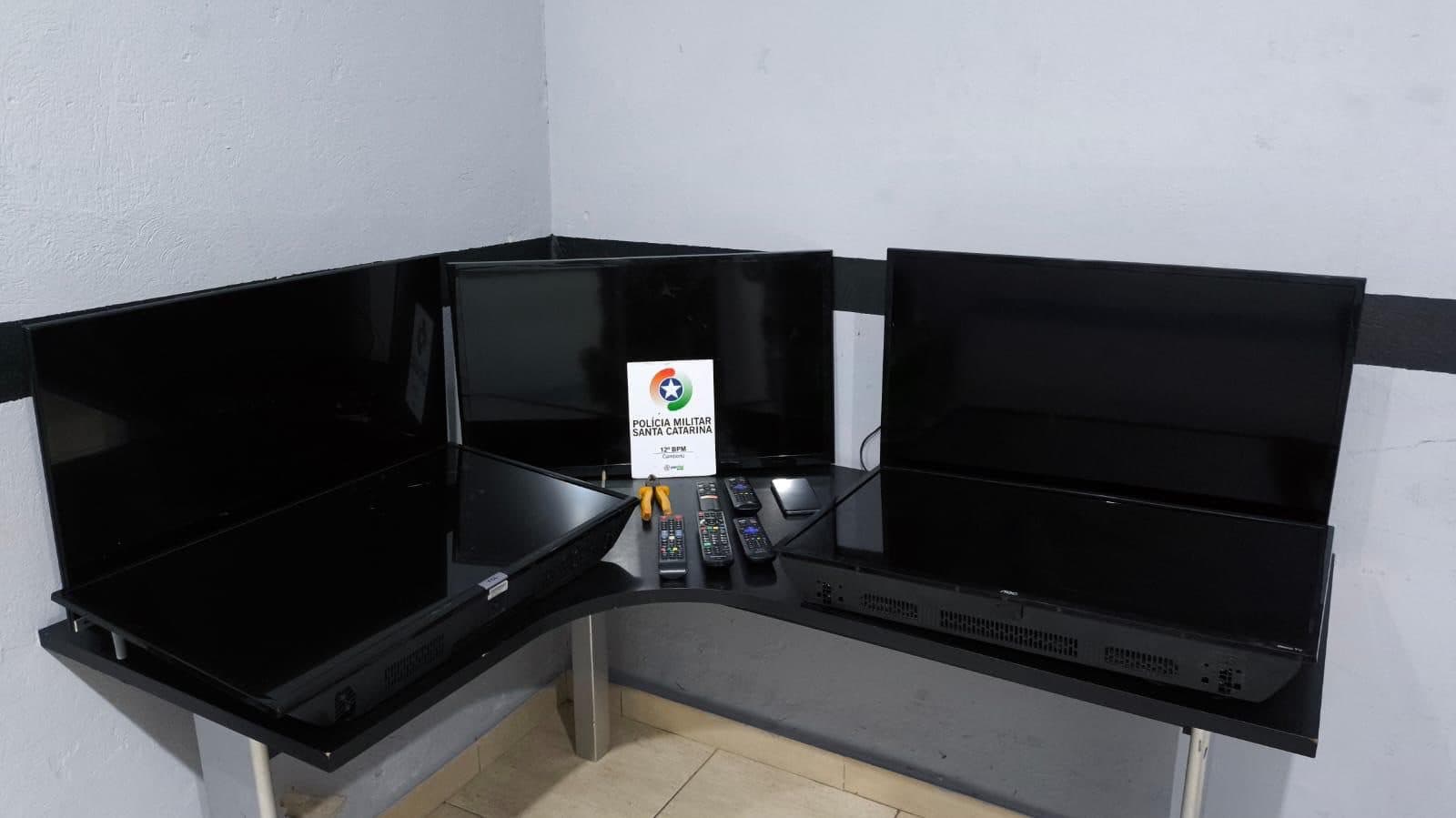 Trio é preso com cinco TVs furtadas de pousada em Camboriú 